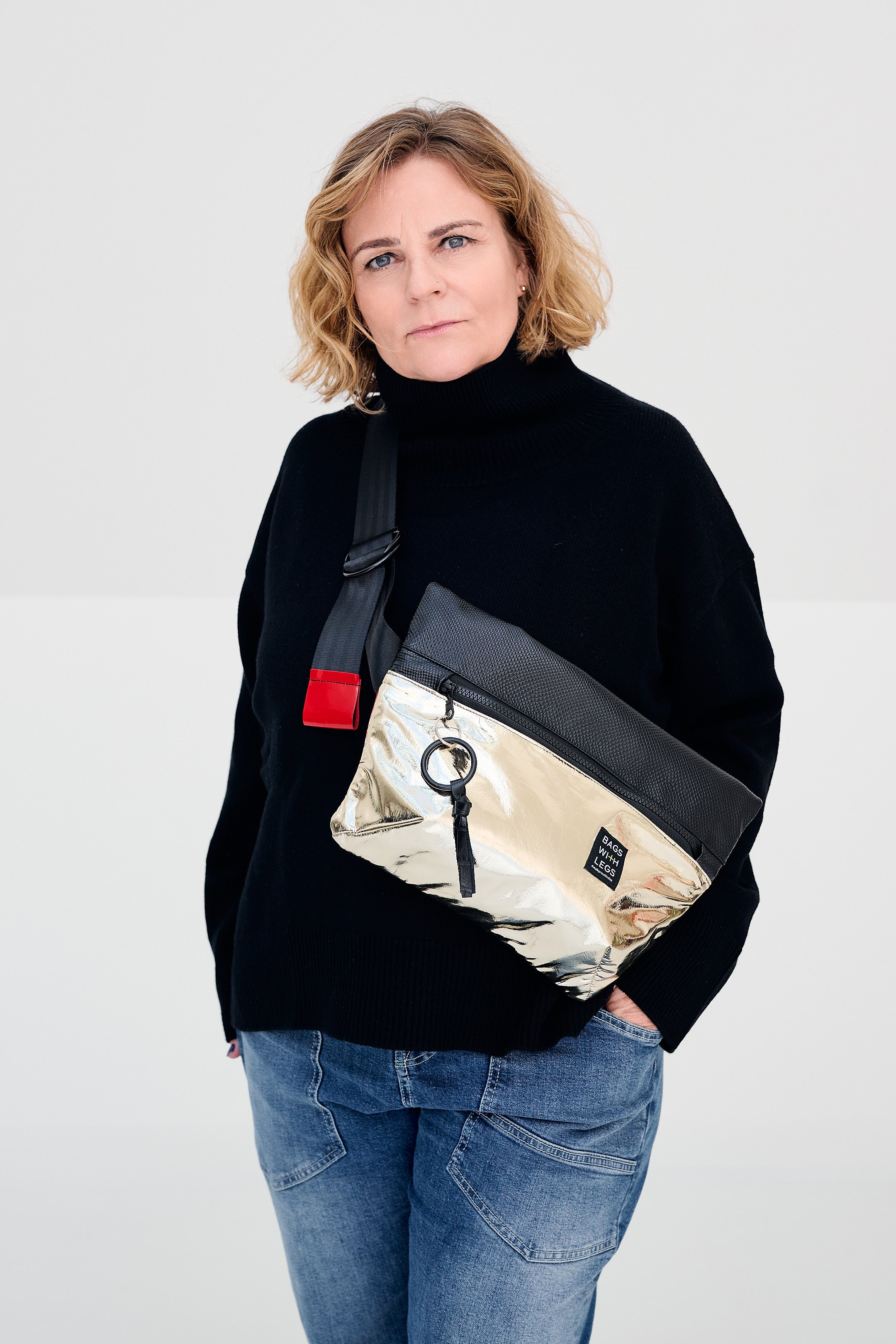 GOLD DIGGER bigger crossbody bag worn