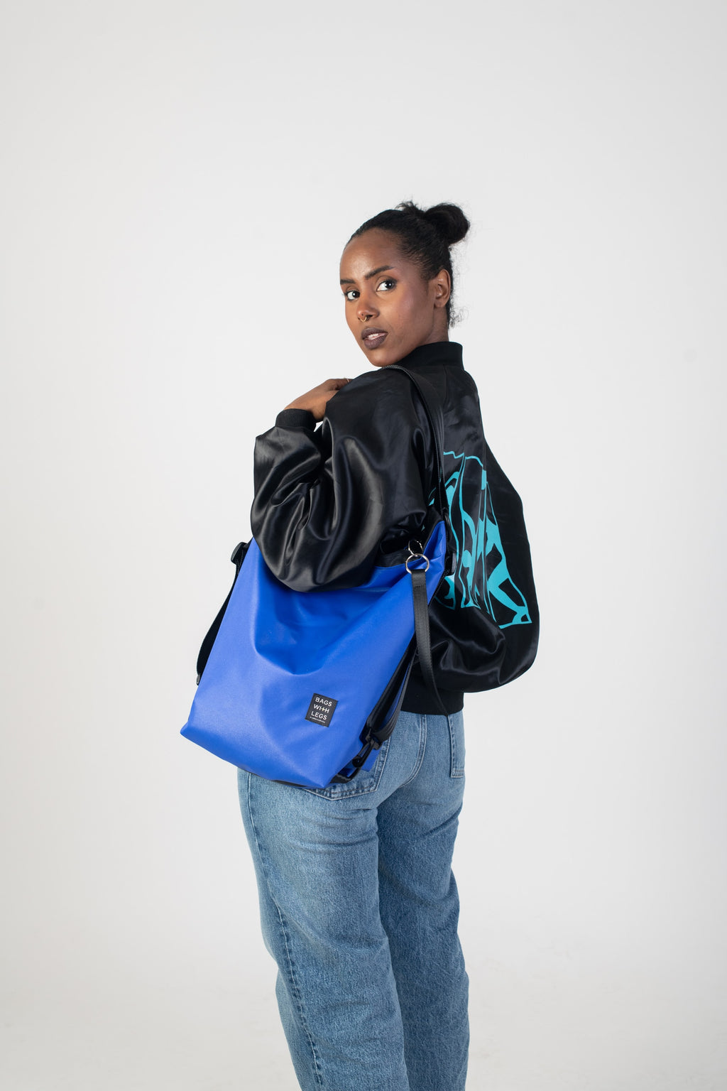 Pool Blau Transformer bag worn