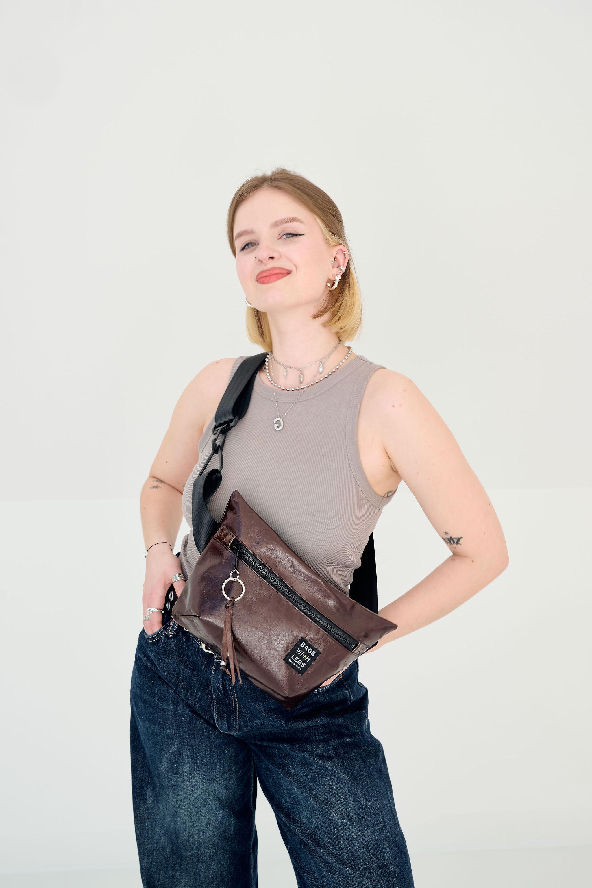 Retro Mocca crossbody bag worn