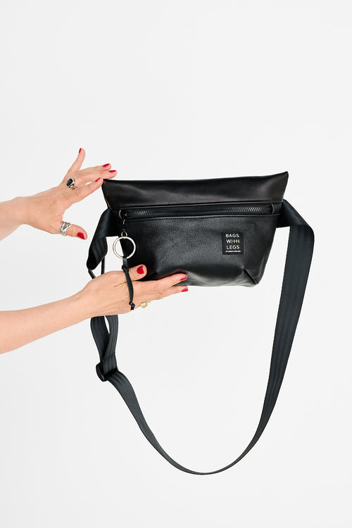BERLIN2 crossbody bag worn