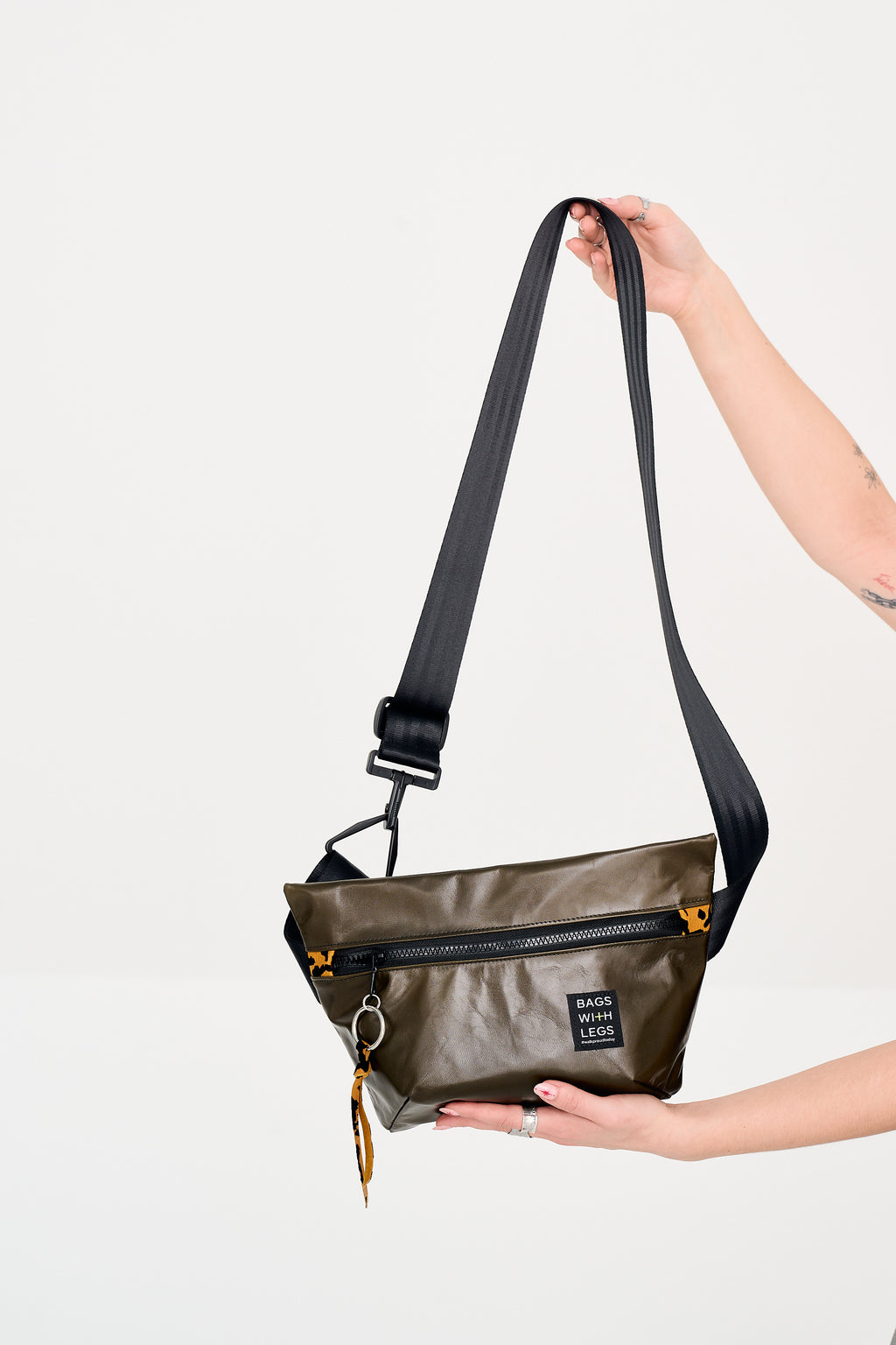 URBAN JUNGLE crossbody bag worn
