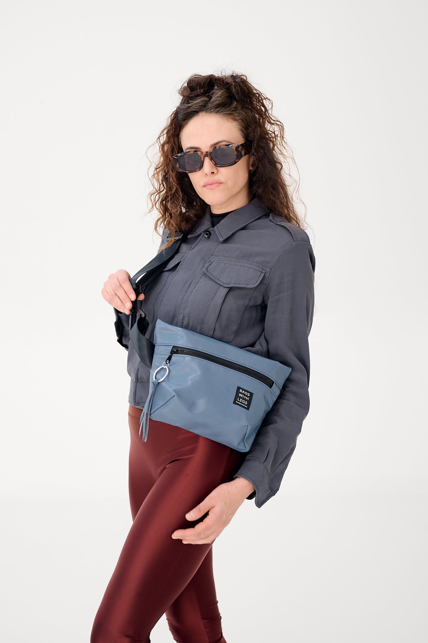 MORGEN MACHE ICH BLAU crossbody bag worn