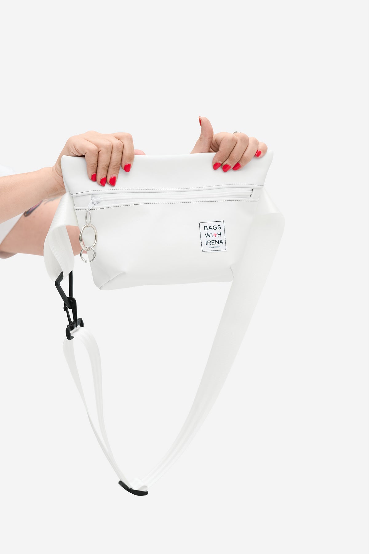 Bag2Back – zwei Hände halten die weiße Tasche mit dem Label Bags With Irena