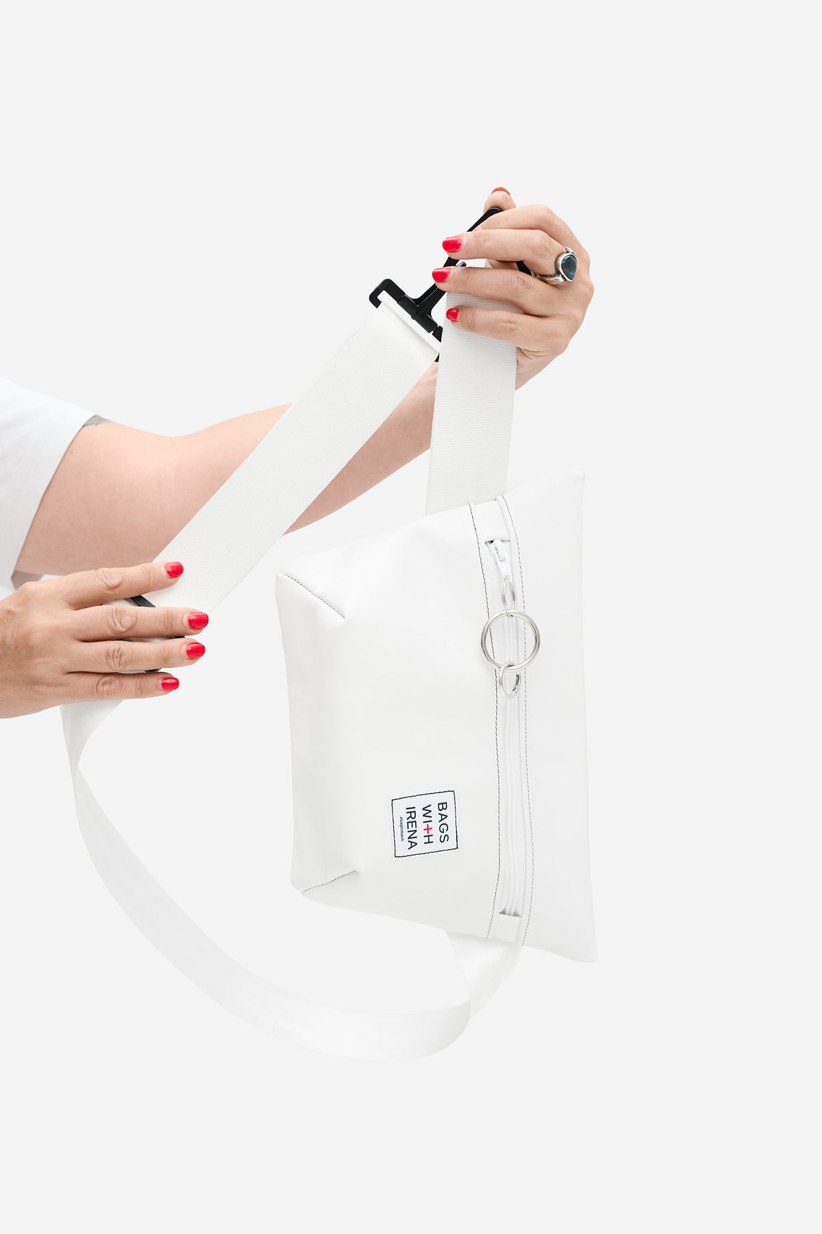 Bag2Back – Seitenansicht mit breitem weißem Träger