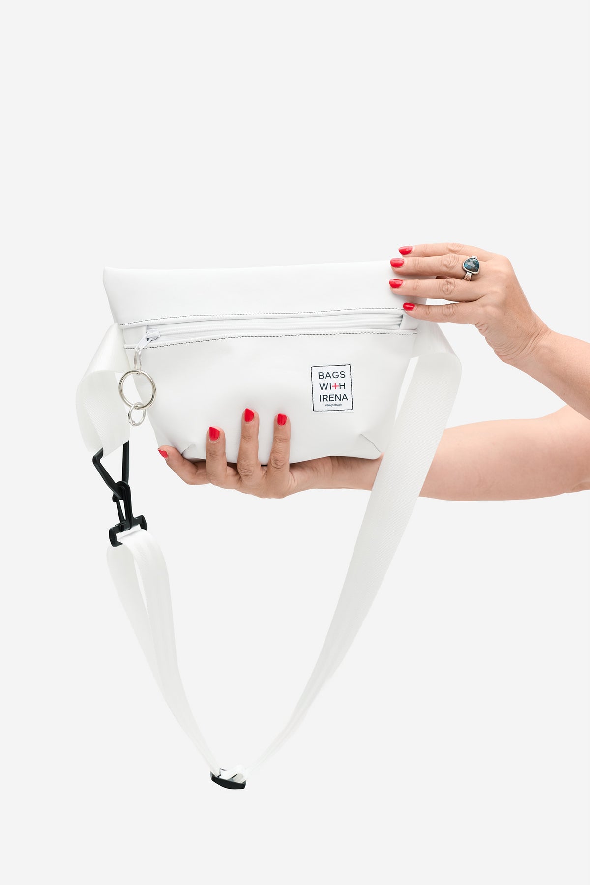 Bag2Back – die weiße Tasche in der Hand gehalten