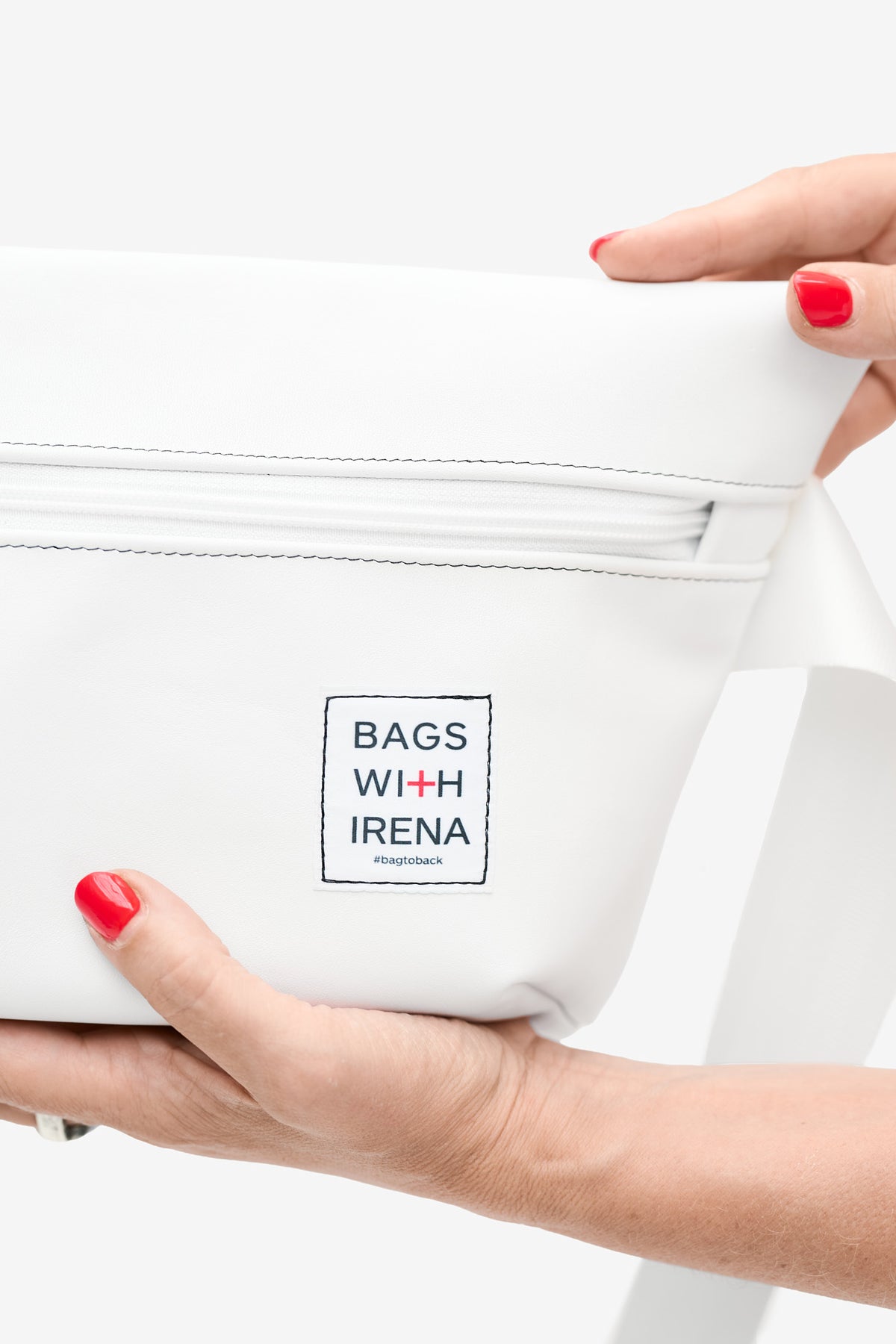 Bag2Back – Nahaufnahme der weißen Tasche mit dem Label Bags With Irena