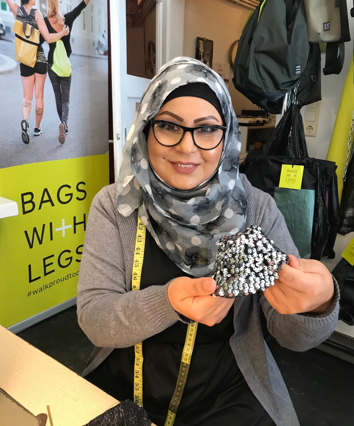 Eine Macherin hält einen paillettenbesetzten Deadstock-Rest im Atelier