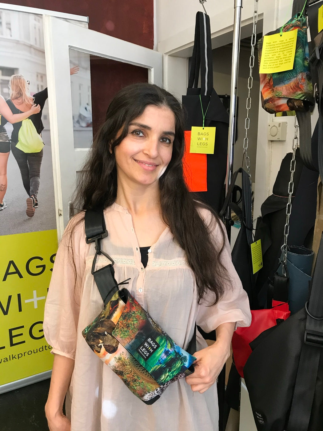 Eine Kundin mit einer bunten Bags With Legs Tasche im Wiener Laden