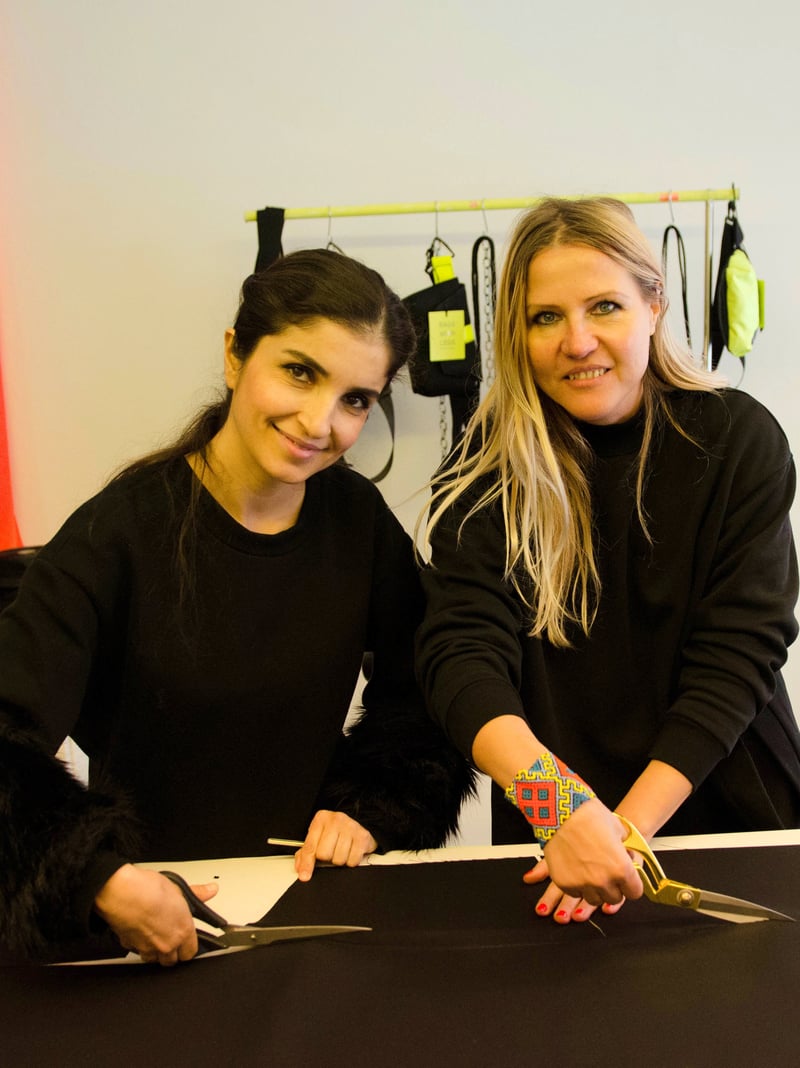 Annamaria Tolvaly arbeitet gemeinsam mit einer Macherin am Werktisch im Laden