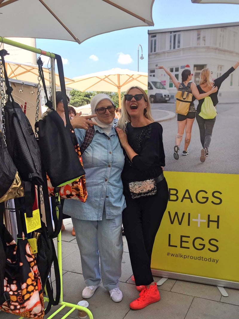Mominah Aldawamni am Bags With Legs Marktstand, dahinter hängende Taschen