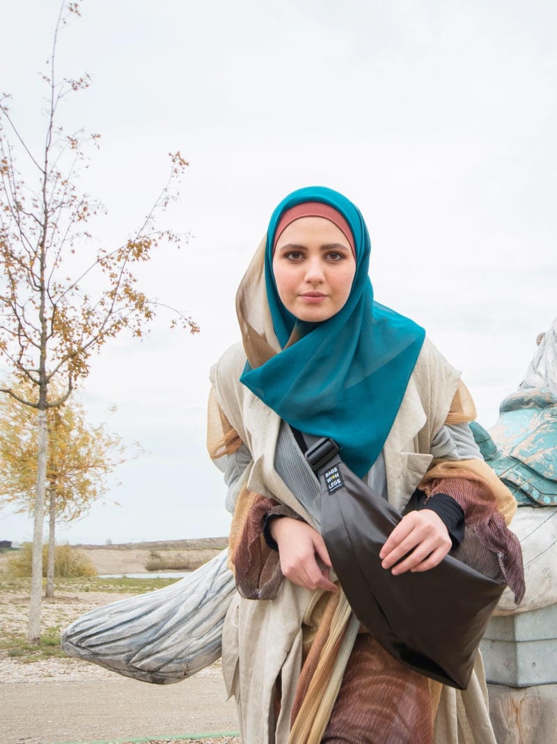 Seda Tisaeva im Freien, eine Bags With Legs Clutch unter dem Arm