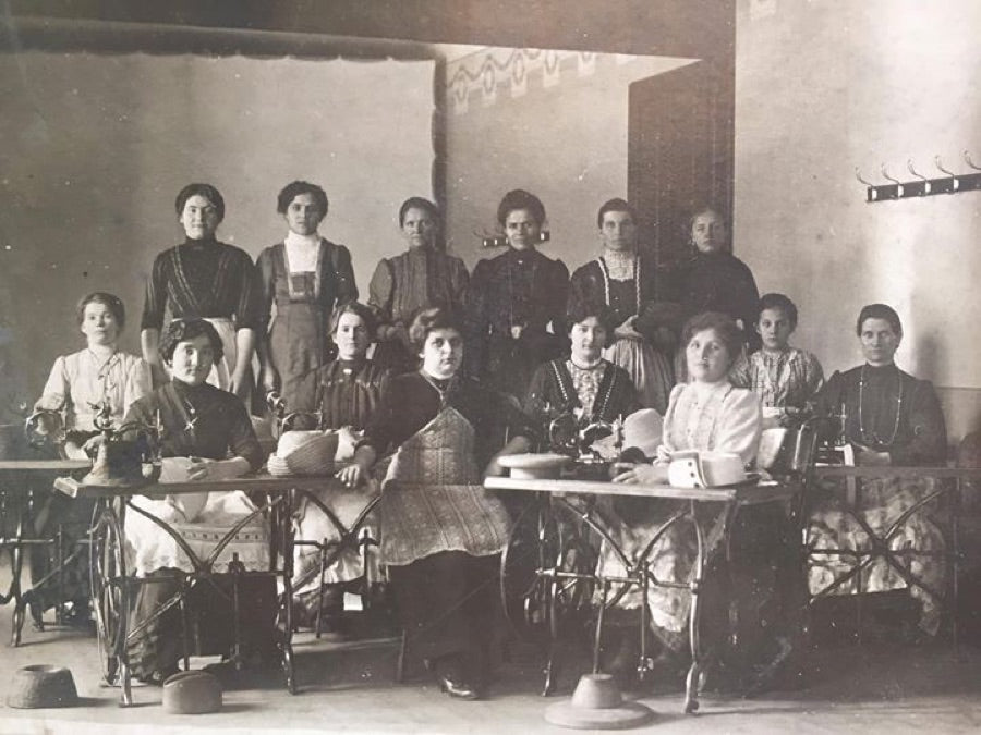 Historische Fotografie von Näherinnen an Tretnähmaschinen