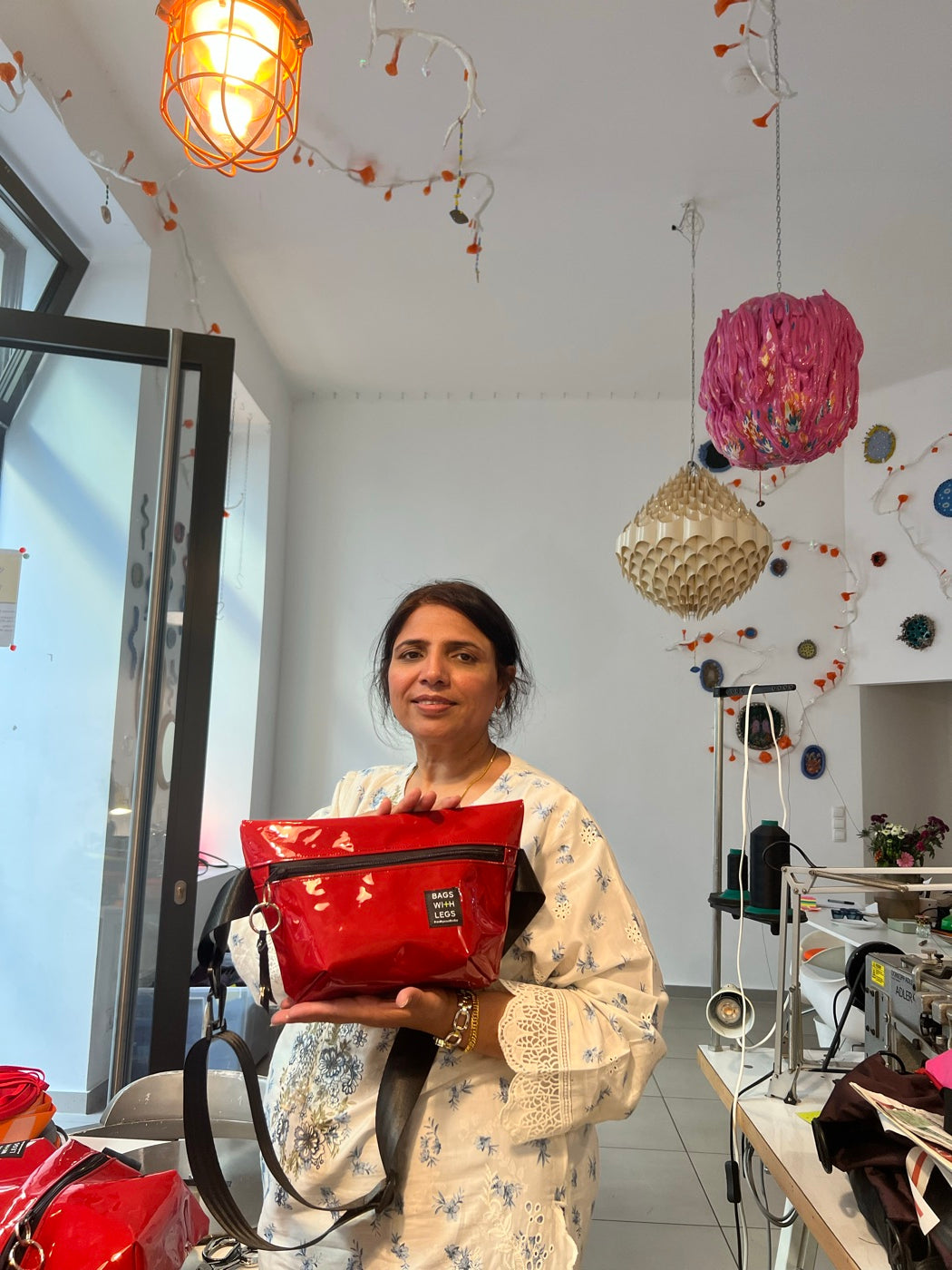 Der Bags With Legs Laden mit Taschen an Ketten