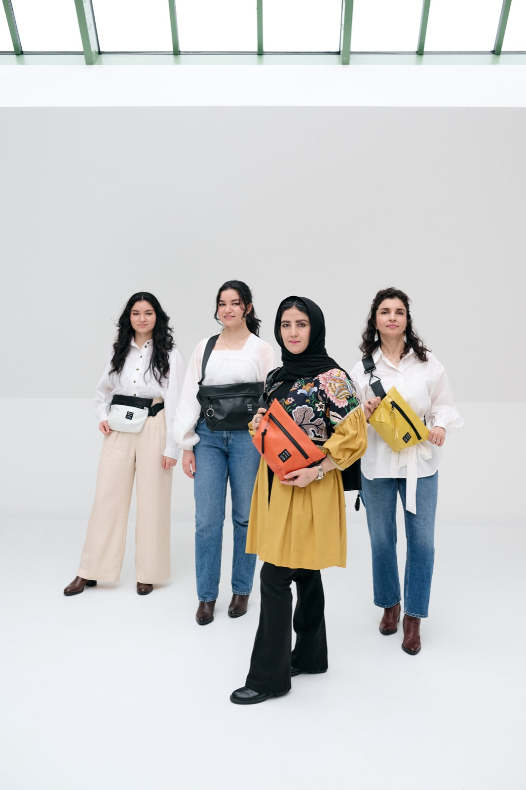Das Bags With Legs Team im Studio mit seinen Taschen